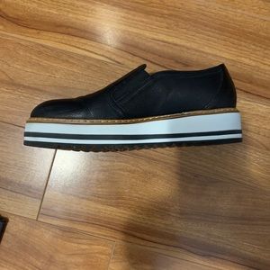 Super comfortable black shoe